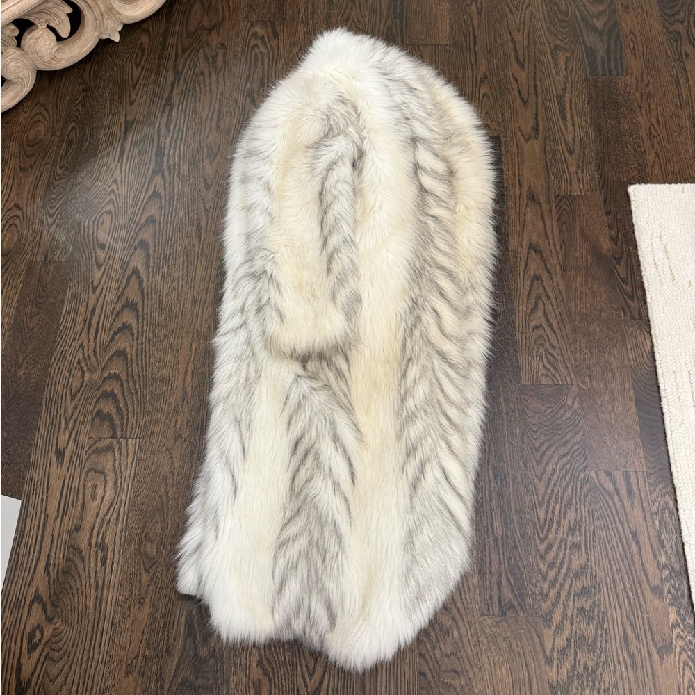 Elegant Faux Fur Throw in White and Gray